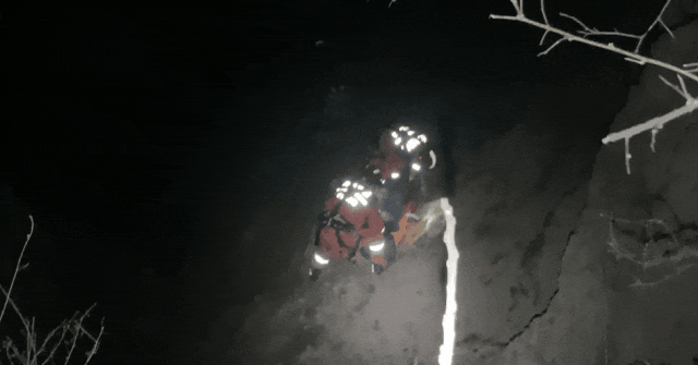 牧羊人夜间放羊坠落百米深沟,“天降”消防紧急营救 牧羊人夜间放羊坠落百米深沟,“天降”消防紧急营救