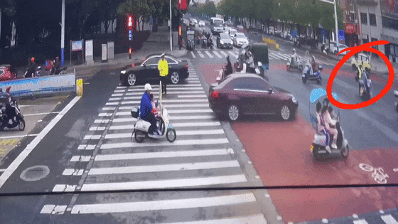 她当街与交警争吵,几日后却送上感谢信…… 她当街与交警争吵,几日后却送上感谢信……
