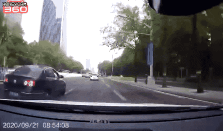 司机强行加塞不成泼水泄愤 朝阳警方:行拘! 司机强行加塞不成泼水泄愤 朝阳警方:行拘!