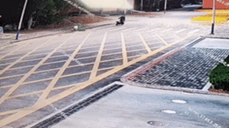 老师，我的书包真被偷了！“笨贼”盗走背包，翻开细看竟是……