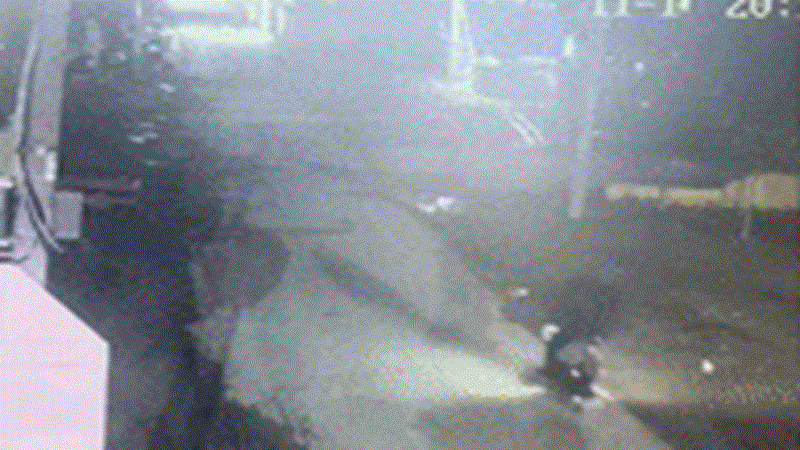 老师，我的书包真被偷了！“笨贼”盗走背包，翻开细看竟是……