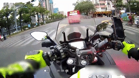 书包落在公交车上，交警立即帮忙找回！暖心行动持续进行中......