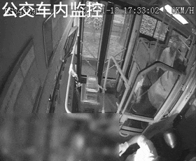 书包落在公交车上，交警立即帮忙找回！暖心行动持续进行中......