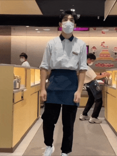 年轻一代都爱看的海底捞“科目三”，引发讨论