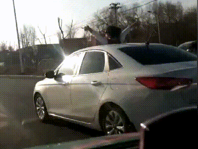 危险！行驶中孩子身体探出天窗, 家长的心该有多大！