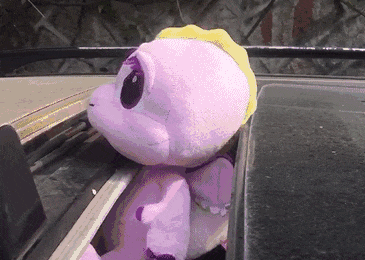 危险！行驶中孩子身体探出天窗, 家长的心该有多大！