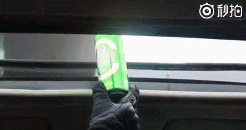 危险！行驶中孩子身体探出天窗, 家长的心该有多大！