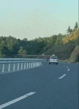 危险！行驶中孩子身体探出天窗, 家长的心该有多大！