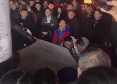 保时捷违停路边致车辆拥堵！市民们“怒了”，撸起袖子一起......