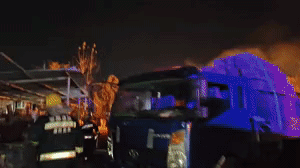 午夜惊魂！深夜棺材加工厂起火