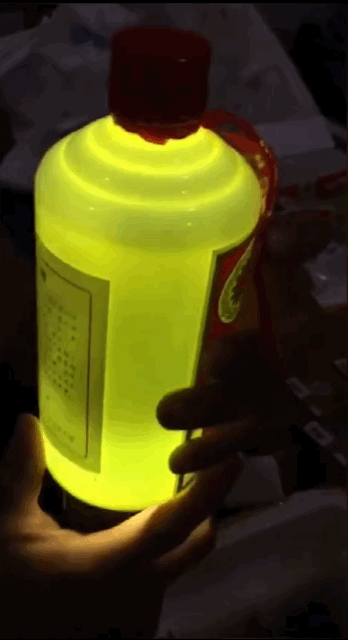 买了95瓶茅台,灯一照傻眼,“76瓶都被钻出0.2毫米细孔......” 买了95瓶茅台,灯一照傻眼,“76瓶都被钻出0.2毫米细孔......”