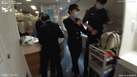 20万元彩礼丢动车上了！新婚小伙玩手机太入迷