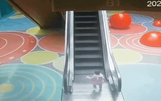 妈妈离开几秒女童被扶梯夹断手指,商场遭索赔5.7万!法院:不用赔 妈妈离开几秒女童被扶梯夹断手指,商场遭索赔5.7万!法院:不用赔