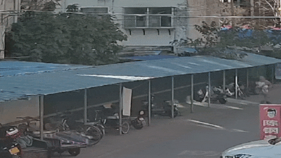 那一刻,他把孩子交给了最信任的人! 那一刻,他把孩子交给了最信任的人!