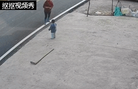 2岁孙子被奶奶抱摔，还用脚踹、扇耳光？官方回应：已介入调查，是“恐吓教育”