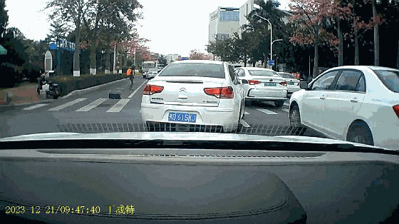 厦门街头,众人一拥而上!监控记录这暖心一幕! 厦门街头,众人一拥而上!监控记录这暖心一幕!