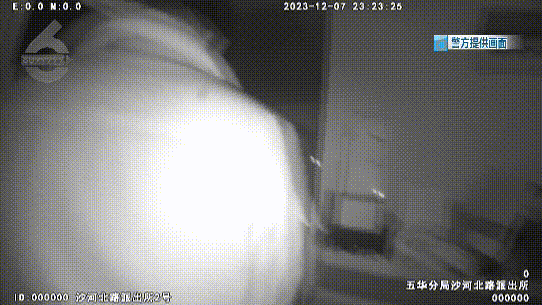 昆明一业主正在家中玩手机,陌生男子突然开门闯入!结局…… 昆明一业主正在家中玩手机,陌生男子突然开门闯入!结局……