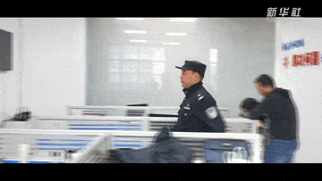 “侠骨柔情”的反诈民警