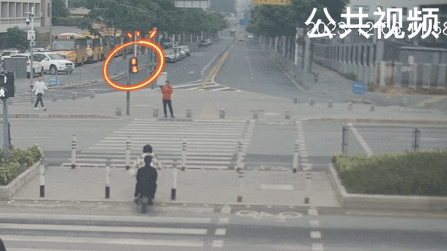 电动车“花式翘头”追尾小车！摔跤千万种，伤痛只有自己懂……