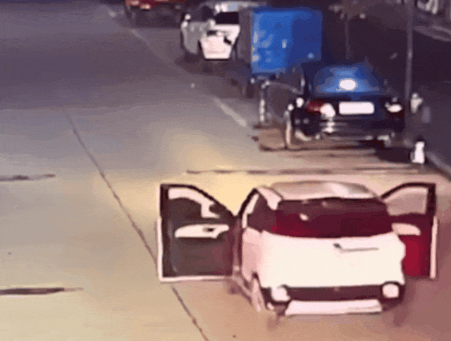 河南两男子将点燃的鞭炮丢车内后双双“跳车”