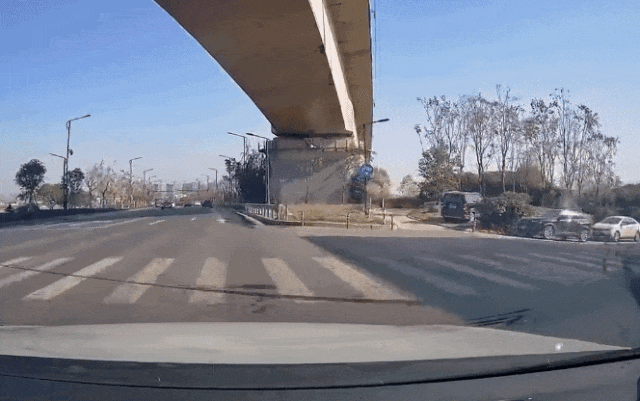 一大学生被冰锥砸中身亡，掉下的冰块大如“双人床”