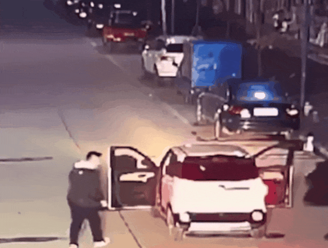 河南两男子将点燃的鞭炮丢车内后双双“跳车”