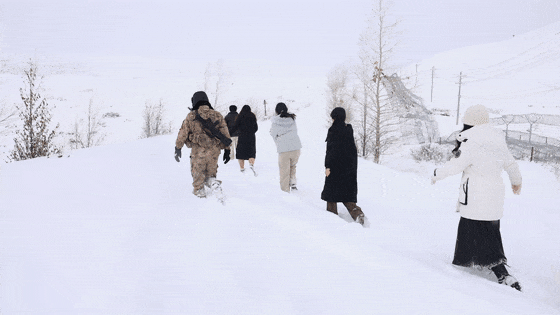 南开大学师生新疆暴雪中被困，边防官兵紧急营救！
