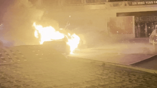 一大桥上面包车上演“烟花秀” 一大桥上面包车上演“烟花秀”