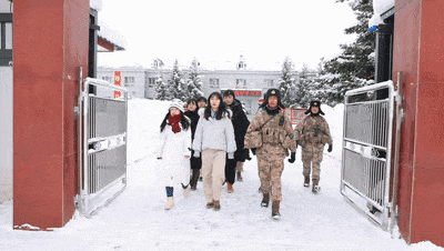 南开大学师生因暴雪被困，边防官兵紧急救援！