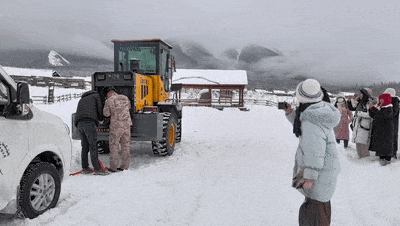 南开大学师生因暴雪被困，边防官兵紧急救援！