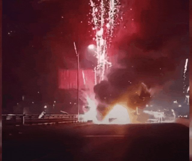 一大桥上面包车上演“烟花秀” 一大桥上面包车上演“烟花秀”