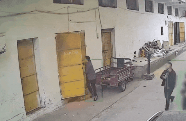 又闯大祸！“熊孩子”路边放炮，引发仓库大火