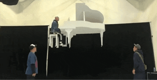 张卫健突发意外!空中表演高难度动作连同钢琴在旋转中坠地 张卫健突发意外!空中表演高难度动作连同钢琴在旋转中坠地