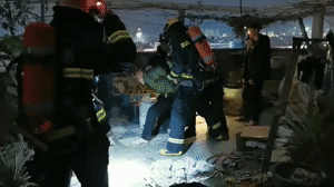 酒后纵火还阻拦救援，“醉”上加罪！