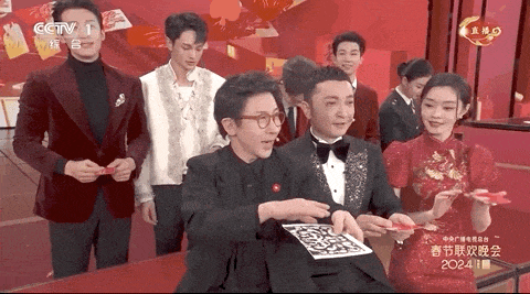 笑不活了~尼格买提卑微提问：“还要重播几次”？央视文艺：“再播亿次”！
