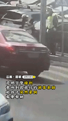 1亿多次围观!昆明女交警跪地救人 1亿多次围观!昆明女交警跪地救人