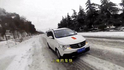 老人冠心病突发 风雪天交警紧急送医