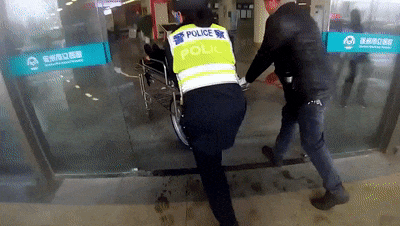 老人冠心病突发 风雪天交警紧急送医