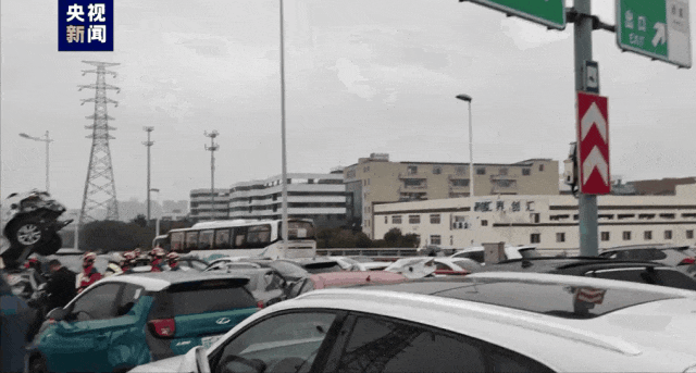 一地高架上100多辆车相撞？警方最新通报