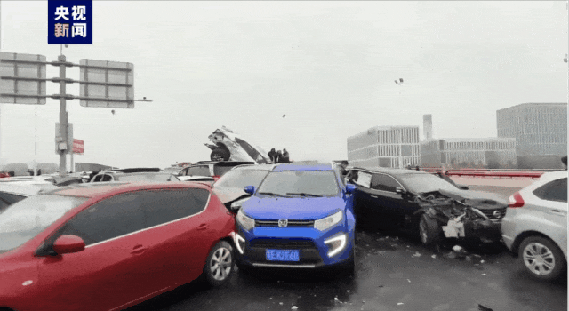 苏州高架百车相撞该怎么理赔？律师解读→