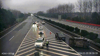 2、4、8、14人…高速上他们纷纷下车，上演一场急速营救