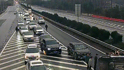 2、4、8、14人…高速上他们纷纷下车，上演一场急速营救
