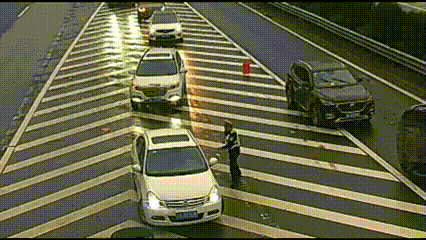 2、4、8、14人…高速上他们纷纷下车，上演一场急速营救