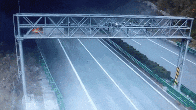 死里逃生！实习司机上高速遭遇车辆爆胎失控，起火后拆车门救出一家4口