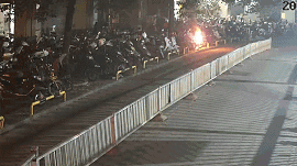 随手一抛,竟烧毁6辆电动自行车! 随手一抛,竟烧毁6辆电动自行车!