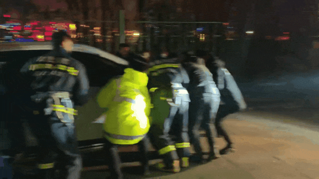 车辆阻塞消防车道,众人徒手抬车…… 车辆阻塞消防车道,众人徒手抬车……