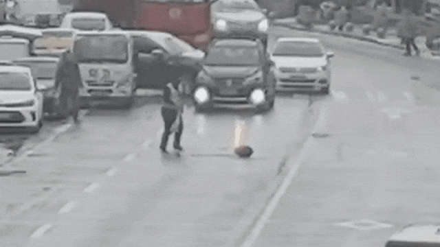 液化气罐着火,他冲了上去! 液化气罐着火,他冲了上去!