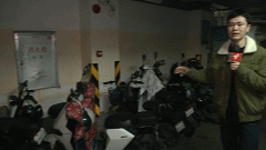 架空层电单车乱停、住宅夹层电单车泛滥！有业主抱怨“住在火药桶上”