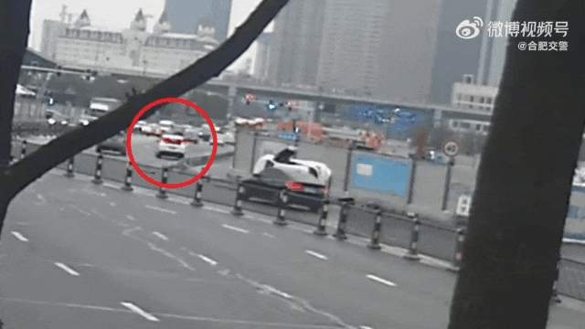 车辆侧翻,暖心一幕在街头上演…… 车辆侧翻,暖心一幕在街头上演……