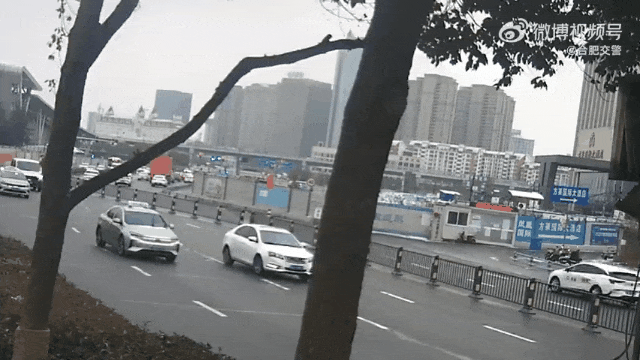 车辆侧翻,暖心一幕在街头上演…… 车辆侧翻,暖心一幕在街头上演……